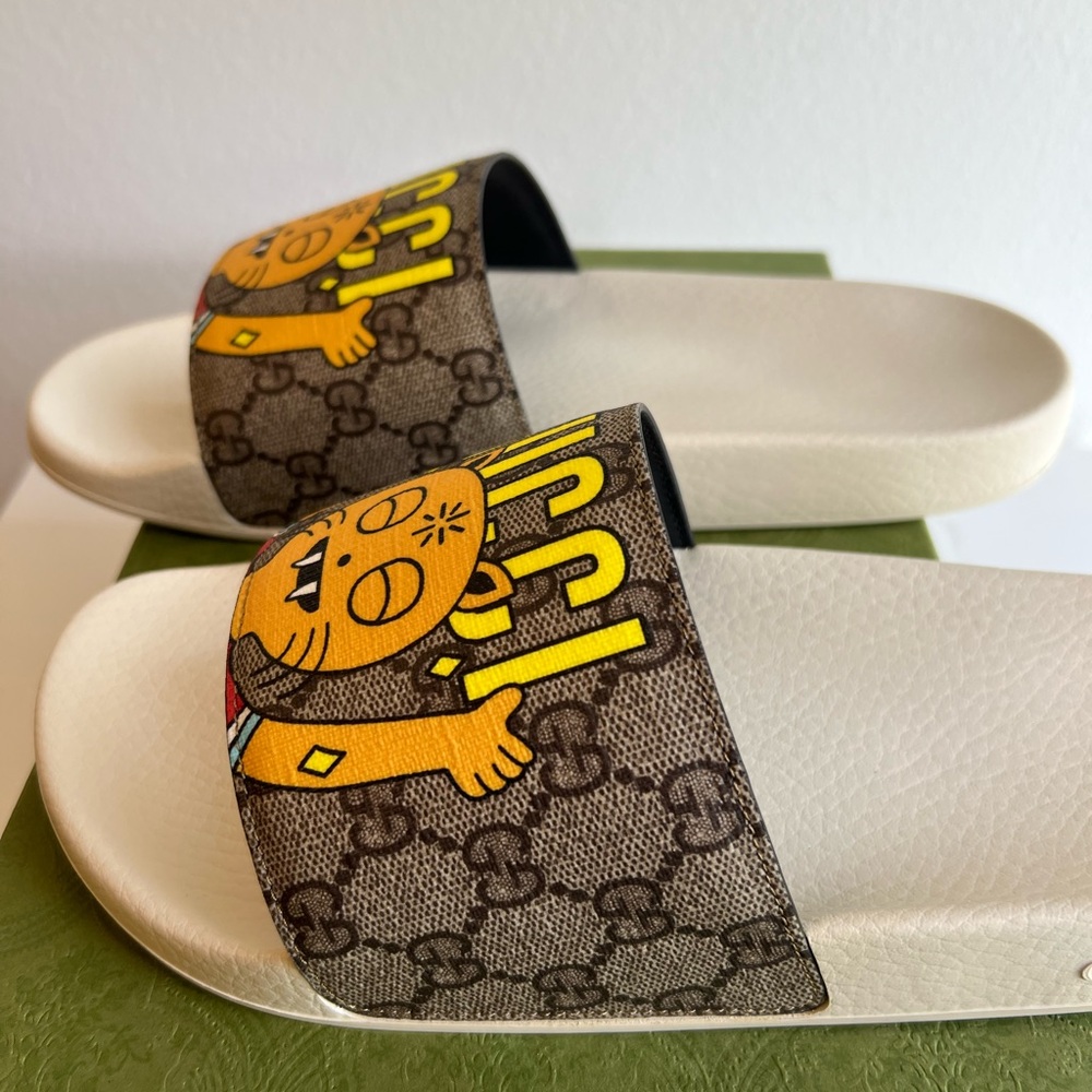 Gucci x Pablo Delcielo men's GG Supreme slides featuring a "funny cat" graphic. - Picture 8 of 16